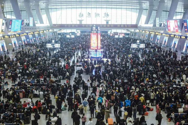 Menjelang perayaan Tahun Baru Imlek yang jatuh pada 1 Februari 2022 mendatang, warga Tiongkok mudik besar-besaran, untuk berkumpul dengan keluarga masing-masing.