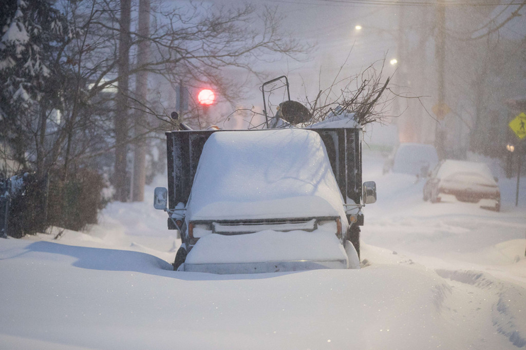 Pada Sabtu malam, badai yang dikenal sebagai Nor'easter, melanda beberapa bagian New York dan Massachusetts dengan salju setinggi 2 kaki (61 cm). Akibat badai salju, lebih dari 95.000 rumah di Massachusetts dilaporkan mati listrik.