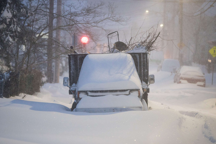 Pada Sabtu malam, badai yang dikenal sebagai Nor'easter, melanda beberapa bagian New York dan Massachusetts dengan salju setinggi 2 kaki (61 cm). Akibat badai salju, lebih dari 95.000 rumah di Massachusetts dilaporkan mati listrik.