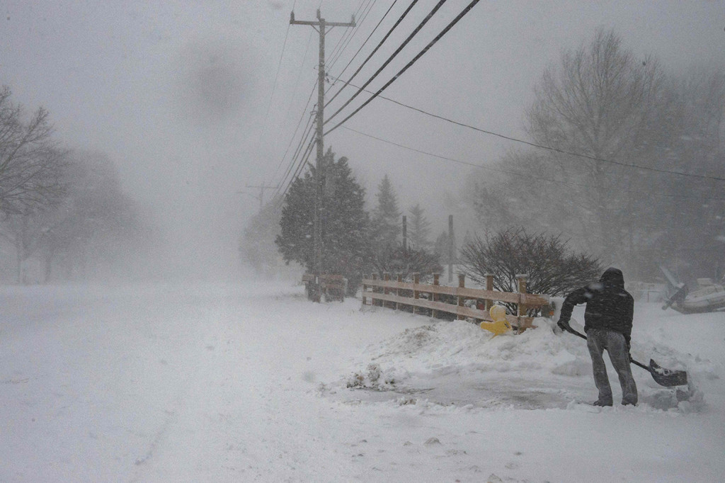 Salah satu daerah paling parah terdampak di Massachusetts adalah Cape Cod, di mana 100 pelanggan di kota Provincetown terdampak mati listrik.
