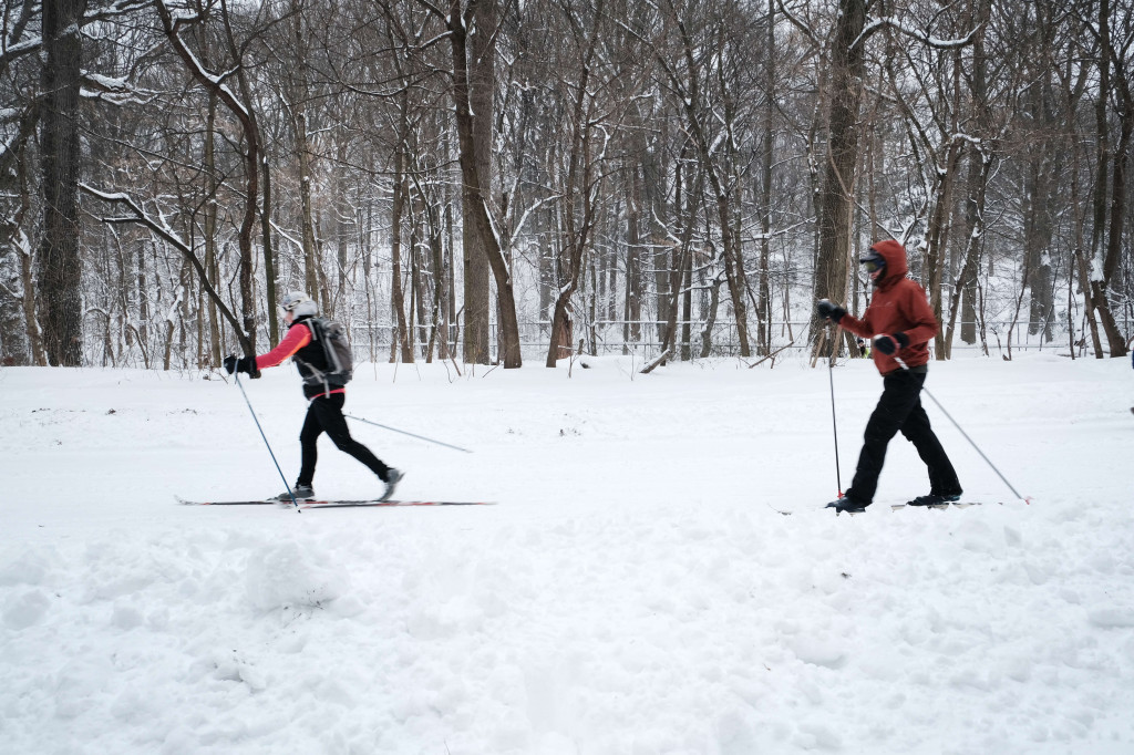 Orang-orang bermain ski di Prospect Park setelah badai salju besar pada 29 Januari 2022 di wilayah Brooklyn di New York City.