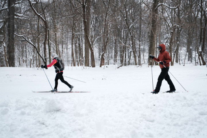 Orang-orang bermain ski di Prospect Park setelah badai salju besar pada 29 Januari 2022 di wilayah Brooklyn di New York City.