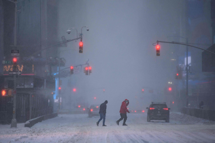 Diketahui, badai salju menerjang sejumlah wilayah Amerika Serikat. Badai yang dikenal sebagai Nor'easter, itu dilaporkan melanda beberapa bagian New York dan Massachussets dengan salju setinggi 2 kaki (61 cm) pada Sabtu, 29 Januari 2022, malam.