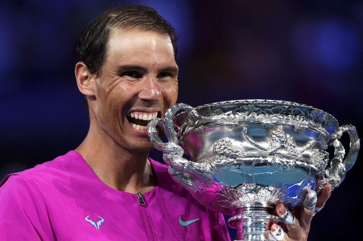 Petenis asal Spanyol, Rafael Nadal berhasil menjadi juara tunggal putra Australia Open 2022 usai susah payah mengalahkan Daniil Medevedev (Rusia) di final yang berakhir pada Minggu, 30 Januari 2022.