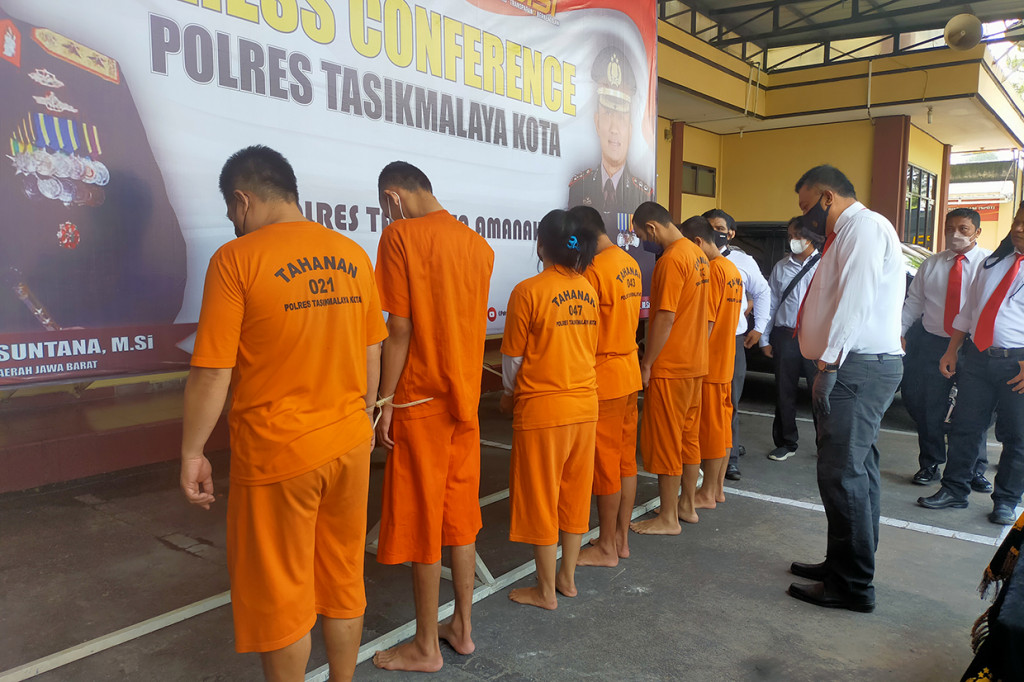 Satuan Reserse Narkoba Polres Tasikmalaya Kota mengungkap enam kasus peredaran narkoba di Kota Tasikmalaya sepanjang Januari 2022. Kasus tersebut melibatkan enam tersangka dengan barang bukti sabu, tembakau sintetis dan obat-obatan psikotropika.