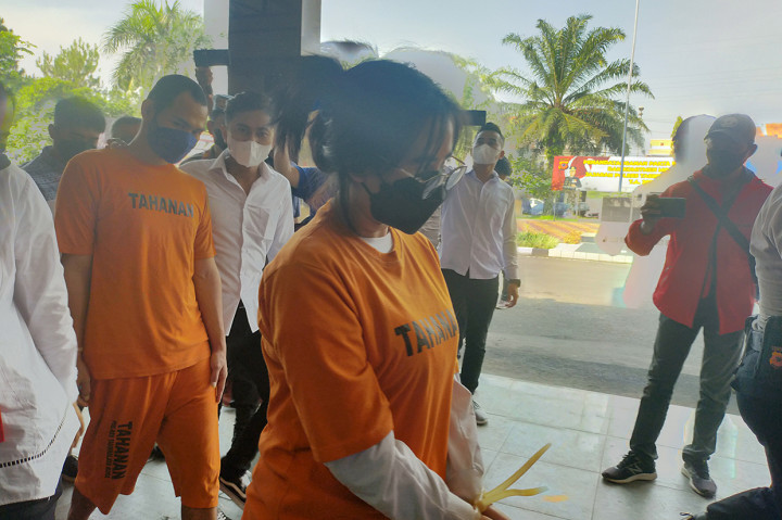 Salah satu dari enam tersangka itu wanita muda usia 23 tahun berinisial IP, warga Cikalang, Kota Tasikmalaya. Wanita tersebut diduga sebagai penghubung antara pengedar dan pemakai sindikat sabu di Tasikmalaya. Dari tangannya polisi mengamankan satu paket kecil sabu.