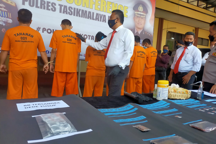 Para tersangka mengedarkan dan menjual sabu-sabu berada di wilayah Tasikmalaya dan sasaran kalangan remaja, tapi untuk seorang perempuan sempat menyembunyikan barang bukti sabu-sabu itu di rumahnya.