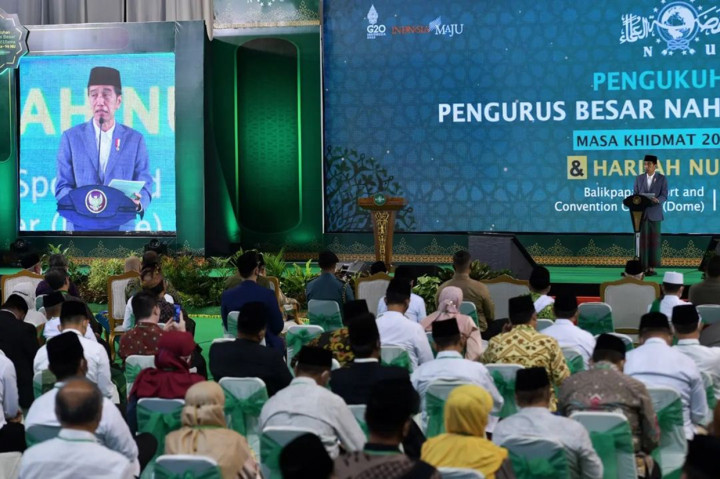 Presiden Joko Widodo saat menghadiri Pengukuhan Pengurus Besar Nahdlatul Ulama (PBNU) Masa Khidmat 2022-2027 dan Harlah ke-96 Nahdlatul Ulama, di Balikpapan Sport and Convention Center, Provinsi Kalimantan Timur.