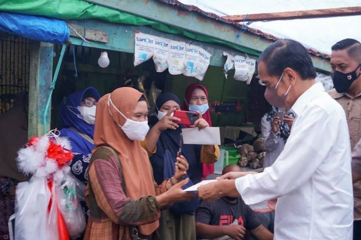 Presiden Joko Widodo saat memberikan bantuan tunai kepada para pedagang di Pasar Sepinggan, Kota Balikpapan, Provinsi Kalimantan Timur.