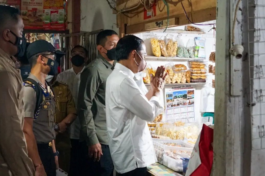 Kedatangan Presiden Joko Widodo di Kota Balikpapan disambut antusias masyarakat. Tak hanya menunggu di Pasar Sepinggan, sepanjang jalan menuju lokasi kunjungan kedua itu pun masyarakat banyak menanti di pinggir jalan. 