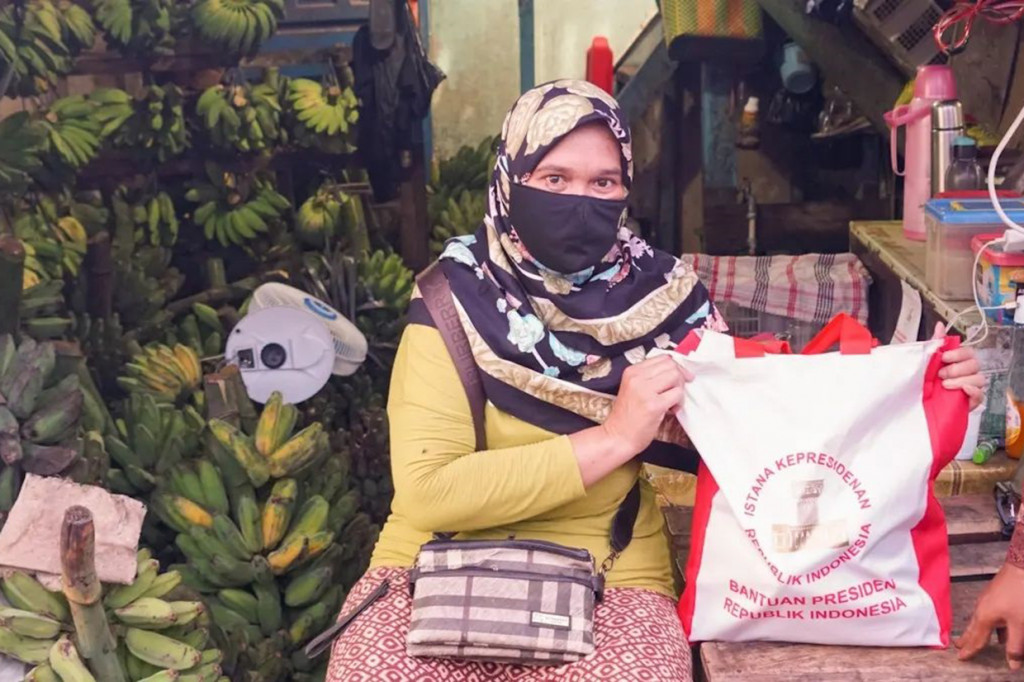 Pedagang di Pasar Sepinggan, Kota Balikpapan memperlihatkan paket bantuan dari Presiden Jokowi.
