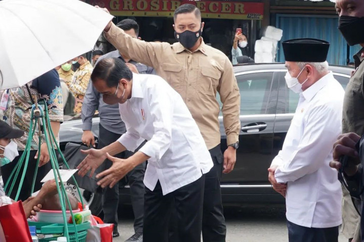 Setibanya di Pasar Sepinggan, Jokowi menyapa para pedagang pasar saat blusukan.