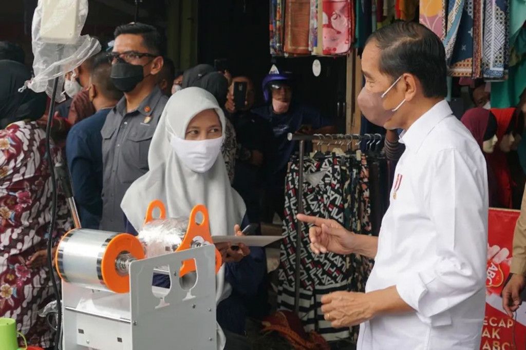 Presiden Joko Widodo memberikan bantuan tunai kepada para pedagang di Pasar Sepinggan, Kota Balikpapan, Provinsi Kalimantan Timur, Senin, 31 Januari 2022.