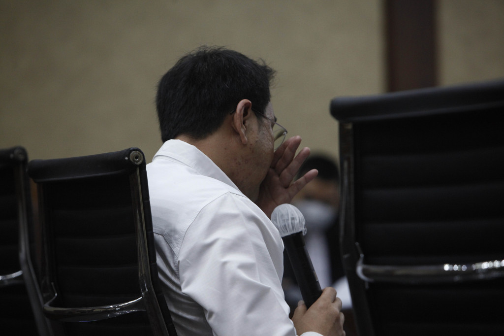 Mantan Wakil Ketua DPR Azis Syamsuddin menangis saat membacakan pleidoi dalam kasus dugaan suap penanganan perkara di Lampung Tengah yang menjeratnya. 