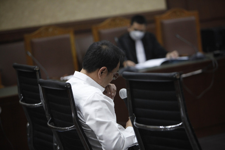 Beberapa kali Azis tampak menahan tangis dalam persidangan, terutama ketika menceritakan tentang kedua orangtua dan kisah hidupnya.