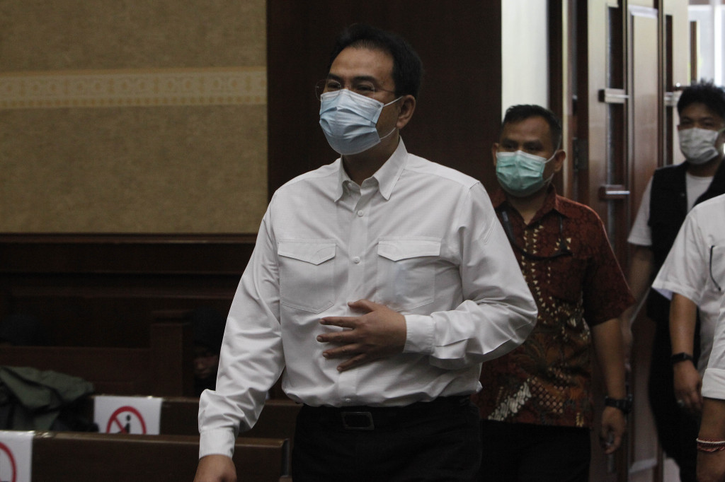 Terdakwa Azis Syamsuddin sebelumnya dituntut 4 tahun dan 2 bulan penjara oleh Jaksa Penuntut Umum karena dinilai terbukti memberikan suap terkait pengurusan perkara Dana Alokasi Khusus Lampung Tengah tahun 2017.