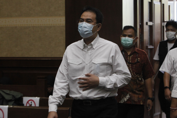 Terdakwa Azis Syamsuddin sebelumnya dituntut 4 tahun dan 2 bulan penjara oleh Jaksa Penuntut Umum karena dinilai terbukti memberikan suap terkait pengurusan perkara Dana Alokasi Khusus Lampung Tengah tahun 2017.