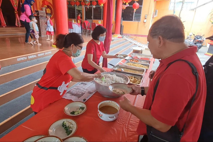 Perayaan tahun baru imlek 2573 di Kelnteng Hok Tik Bio Kabupaten Pati, Jawa Tengah, digelar secara sederhana dan kental toleransi antar umat Beragama. Tetap menggelar ibadah secara terbatas dan sederhana, halaman Klenteng Hok bTik Bio Pati juga membuka warung makan gratis bagi seluruh masyarakat.