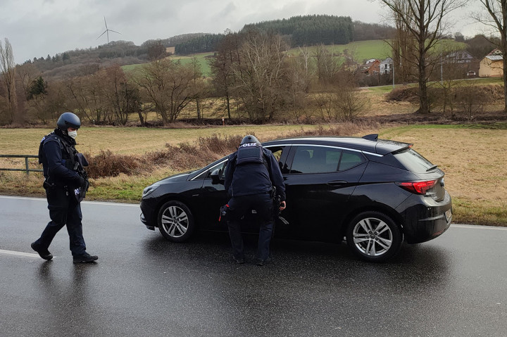 Pelaku penembakan dilaporkan telah melarikan diri dari lokasi dan kini tengah diburu oleh kepolisian setempat.