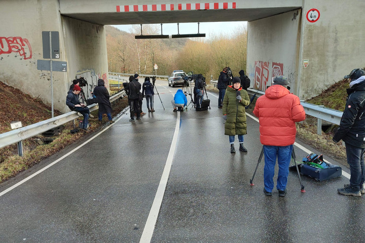 Kedua polisi yang tewas terdiri atas seorang polisi wanita berusia 24 tahun dan seorang polisi pria berusia 29 tahun. Identitas keduanya tidak diungkap ke publik.