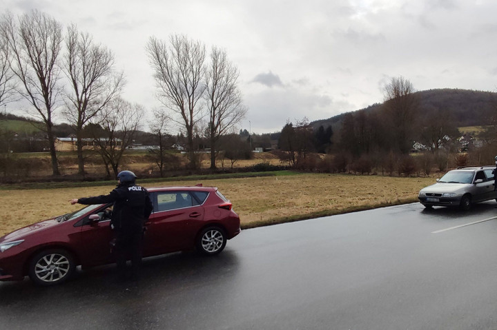 Polisi kota Kaiserslautern berkata, mereka memperluas area pencarian ke negara bagian tetangga, Saarland. Namun kepolisian tidak memiliki deskripsi soal pelaku, mobil yang digunakan maupun ke arah mana pelaku kabur. Tidak diketahui juga apakah ada lebih dari satu pelaku dalam penembakan ini.