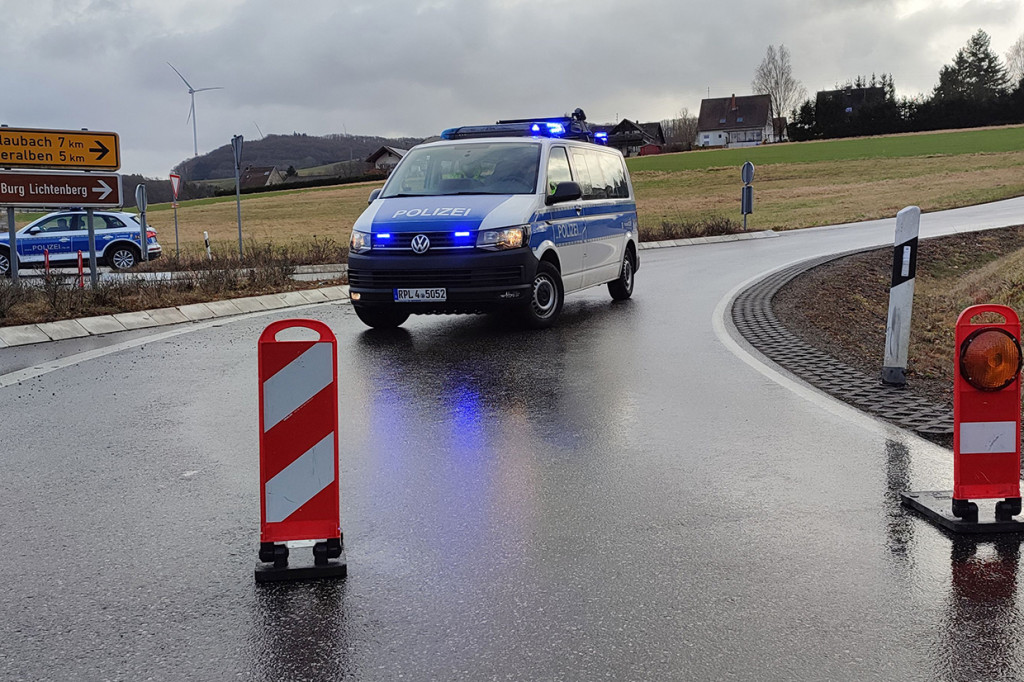 Kepolisian wilayah Kaiserslautern dalam pernyataannya menyebut penembakan fatal itu terjadi saat pemeriksaan lalu lintas digelar di dekat area Kusel, sekitar pukul 04.20 waktu setempat.