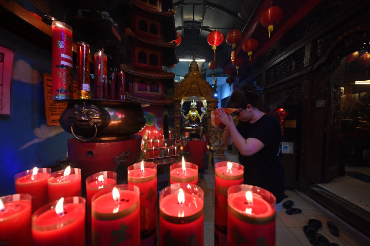 Seorang wanita berdoa pada malam Tahun Baru Imlek di sebuah kuil di Jakarta pada 31 Januari 2022.
