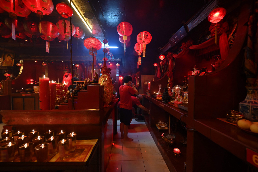 Orang-orang berdoa pada malam Tahun Baru Imlek di sebuah kuil di Jakarta pada 31 Januari 2022.