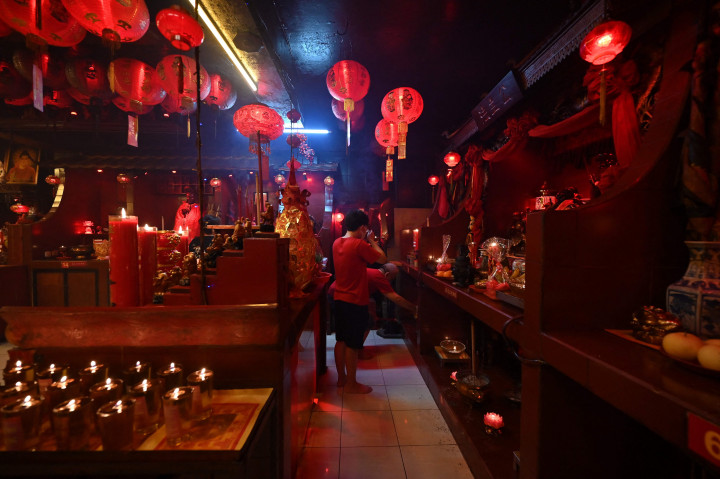 Orang-orang berdoa pada malam Tahun Baru Imlek di sebuah kuil di Jakarta pada 31 Januari 2022.