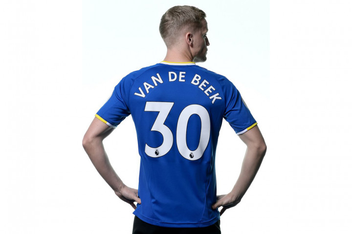 Van de Beek merupakan rekrutan pertama Everton di bawah pelatih anyar mereka, yakni Frank Lampard. Bersama ‘Merseyside Biru’, pemain berusia 24 tahun tersebut akan mengenakan nomor punggung 30.