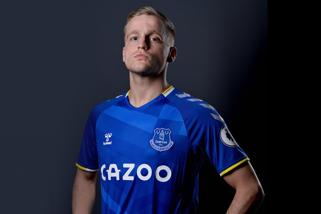 Gelandang asal Belanda tersebut akan menghabiskan sisa musim 2021/22 bersama The Toffees.