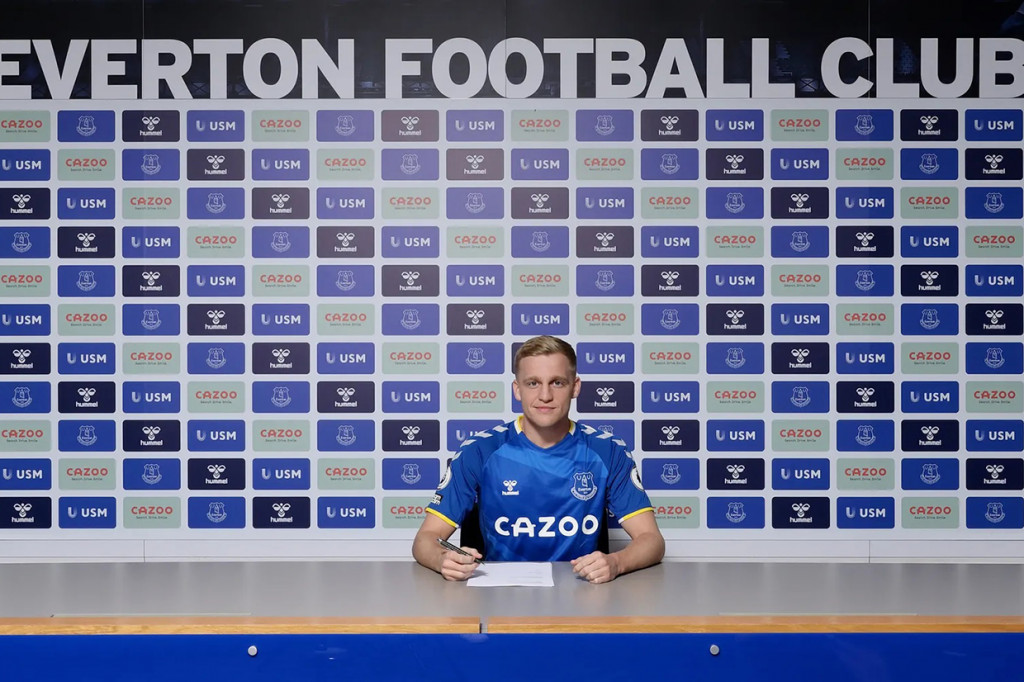 Donny van de Beek akhirnya resmi dikenalkan sebagai pemain baru Everton.