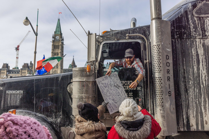 Aksi demonstrasi damai dilakukan di depan parlemen Kanada, Ottawa di tengah suhu minus 21 derajat celcius. Kemudian berubah menjadi demonstrasi menentang tindakan berlebihan pemerintah selama pandemi dengan anti-vaksinasi yang kuat.