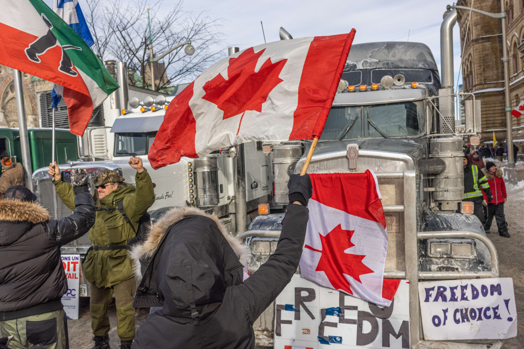 Aksi demonstrasi dimulai lebih awal dan berlangsung hingga sore hari pada Sabtu, 29 Januari 2022, waktu setempat. Beberapa orang membagikan tas makan siang kepada para pengemudi truk, yang berkonvoi ke Ottawa dari pantai timur dan barat dan tempat-tempat lain.