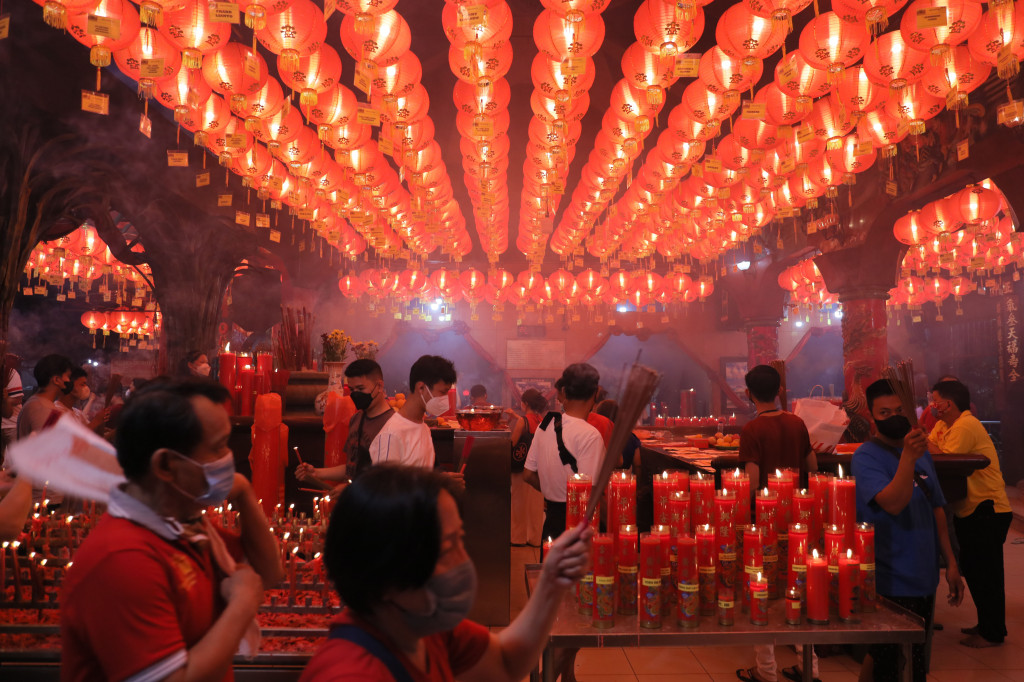 Warga keturunan Tionghoa melaksanakan sembahyang di Vihara Boen San Bio, Kota Tangerang, Banten, Senin, 31 Januari 2022, malam. 