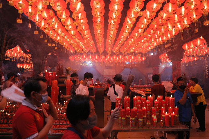 Warga keturunan Tionghoa melaksanakan sembahyang di Vihara Boen San Bio, Kota Tangerang, Banten, Senin, 31 Januari 2022, malam. 