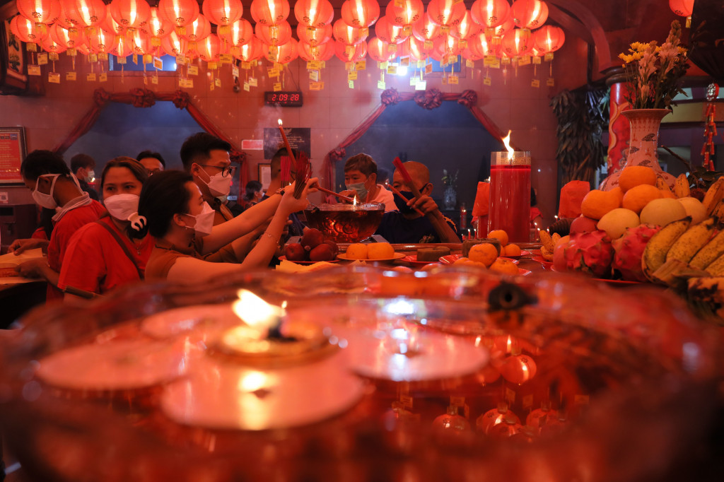 Warga keturunan Tionghoa membakar hio saat akan melaksanakan sembahyang di Vihara Boen San Bio, Kota Tangerang, Banten, Senin, 31 Januari 2022, malam. 