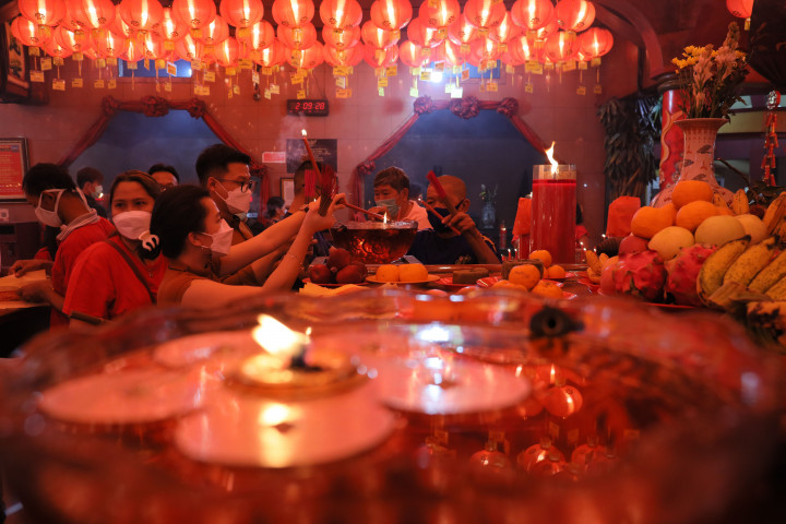 Warga keturunan Tionghoa membakar hio saat akan melaksanakan sembahyang di Vihara Boen San Bio, Kota Tangerang, Banten, Senin, 31 Januari 2022, malam. 