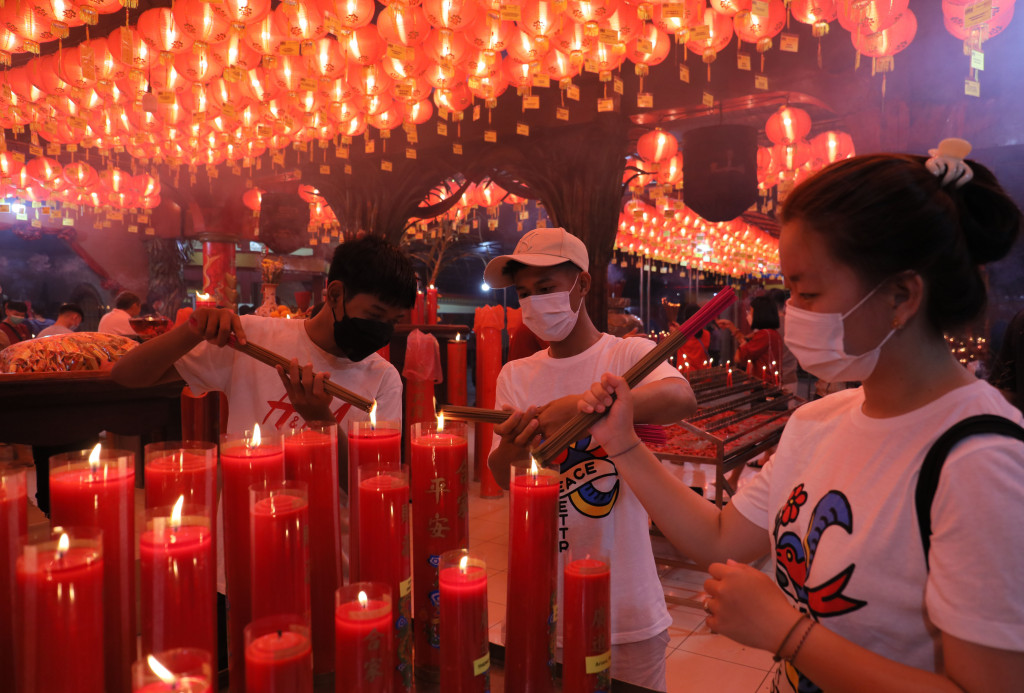 Pengelola memberlakukan pengaturan waktu dan jumlah pengunjung yang akan melaksanakan sembahyang jelang tahun baru Imlek 2573 agar ibadah berjalan selaras dengan ketentuan protokol kesehatan Covid-19 yang berlaku. 