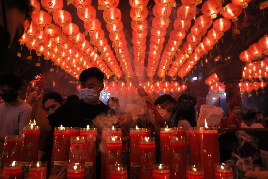 Warga beribadah dengan penuh ketenangan dan kedamaian. 