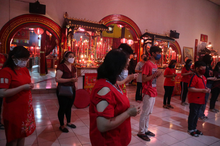 Puluhan Umat Tri Dharma menggelar ritual sembahyang menyambut tahun baru Imlek 2573/2022 di Klenteng Hok Tek Bio Purwokerto, Jawa Tengah pada Senin, 31 Januari 2022, malam hingga Selasa, 1 Februari 2022, dinihari secara terbatas dengan penerapan protokol kesehatan (prokes) pencegahan covid-19 yang amat ketat.