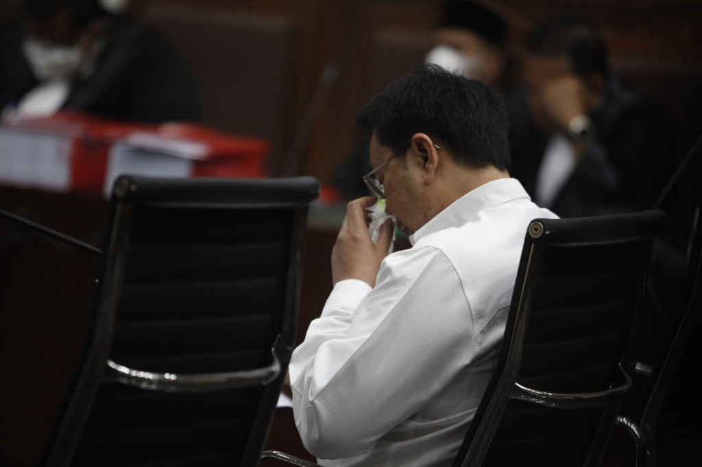 Mantan Wakil Ketua DPR Azis Syamsuddin menangis saat membacakan pleidoi dalam kasus dugaan suap penanganan perkara di Lampung Tengah yang menjeratnya. Sidang tersebut digelar di Gedung Pengadilan Tipikor, Jakarta, Senin, 31 Januari 2022.