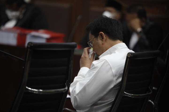 Mantan Wakil Ketua DPR Azis Syamsuddin menangis saat membacakan pleidoi dalam kasus dugaan suap penanganan perkara di Lampung Tengah yang menjeratnya. Sidang tersebut digelar di Gedung Pengadilan Tipikor, Jakarta, Senin, 31 Januari 2022.
