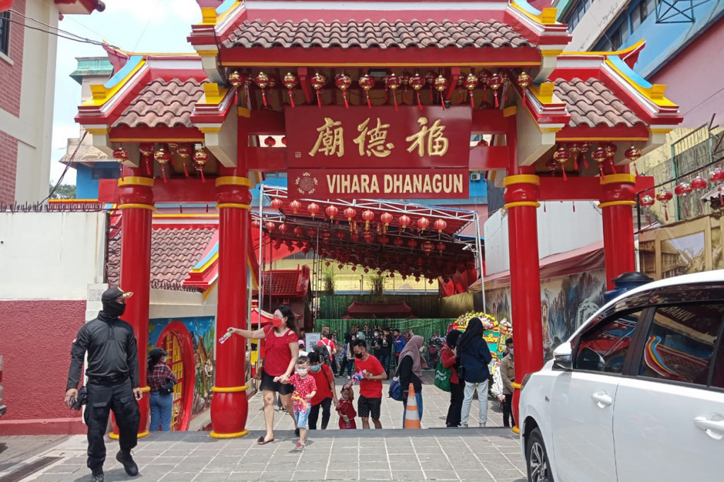Pelaksanaan ibadah imlek di Vihara Dhanagun berlangsung dengan menerapkan protokol kesehatan ketat serta pembatasan jumlah pengunjung mencapai 75 persen. 