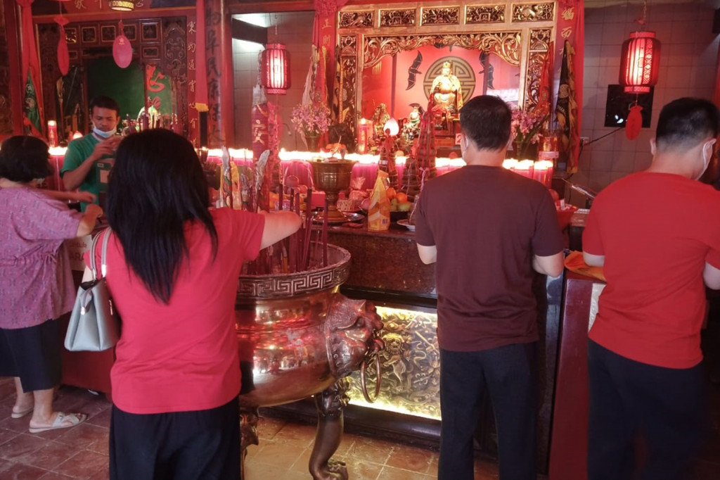 Warga keturunan Tionghoa melaksanakan sembahyang di Vihara Dhanagun di Kelurahan Babakan Pasar, Kecamatan Bogor Tengah, Kota Bogor, Selasa, 1 Februari 2022.