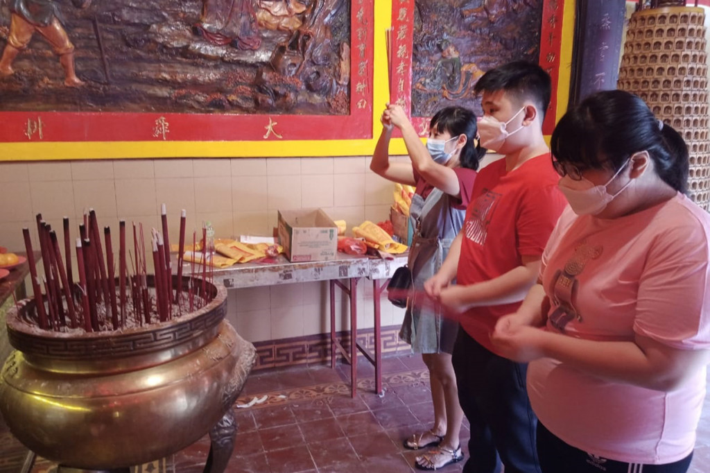 Meski begitu, kegiatan ibadah tetap berlangsung khidmat. 