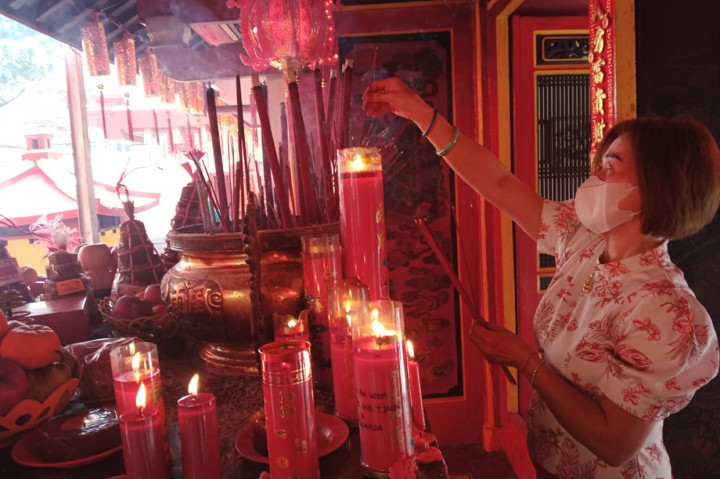 Warga keturunan Tionghoa melaksanakan sembahyang di Vihara Dhanagun di Kelurahan Babakan Pasar, Kecamatan Bogor Tengah, Kota Bogor, Selasa, 1 Februari 2022.