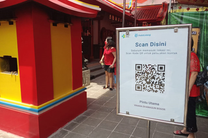 Sebelum masuk, warga yang akan sembahyang harus melakukan scan QR barcode di aplikasi PeduliLindungi dan pengawasan dibantu anggota TNI-Polri.