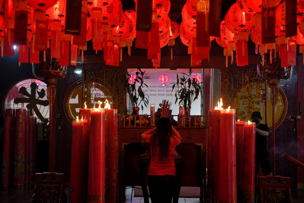 Umat Tionghoa beribadah dalam perayaan Tahun Baru Imlek 2573 Kongzili di Vihara Dharma Bhakti, Glodok, Jakarta Barat, Selasa, 1 Februari 2022.