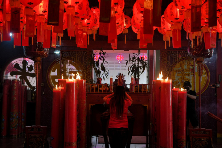 Umat Tionghoa beribadah dalam perayaan Tahun Baru Imlek 2573 Kongzili di Vihara Dharma Bhakti, Glodok, Jakarta Barat, Selasa, 1 Februari 2022.